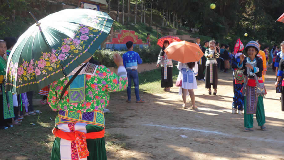 モン（Hmong）族のお正月_まり投げ　織り人（Orijin）