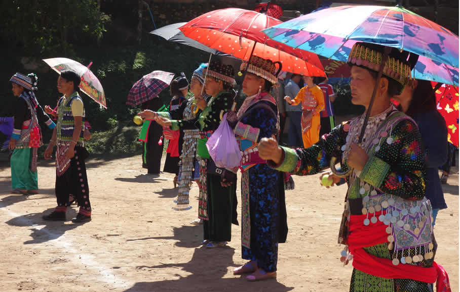 モン（Hmong）族のお正月_まり投げ　織り人（Orijin）