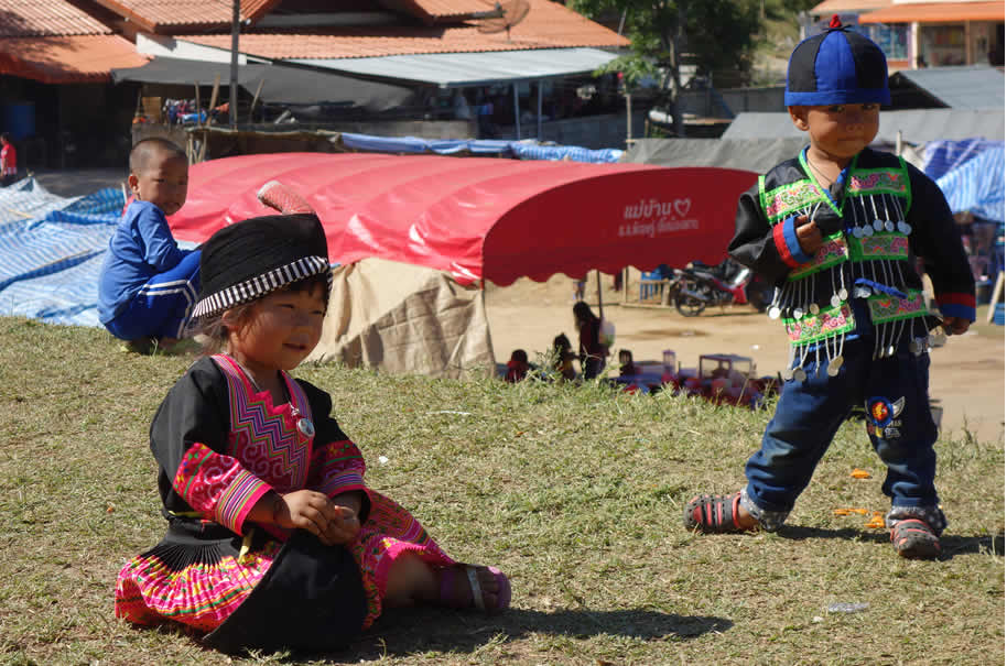 モン（Hmong）族の子どもたちのお正月_織り人（Orijin）