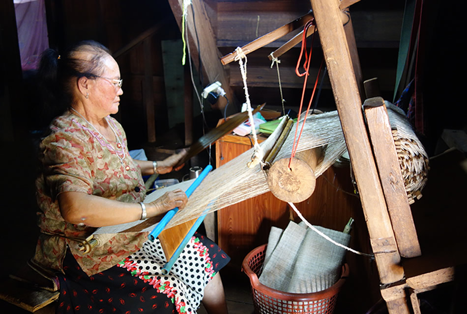 モン（Hmong）族のお麻布織り_織り人（Orijin）