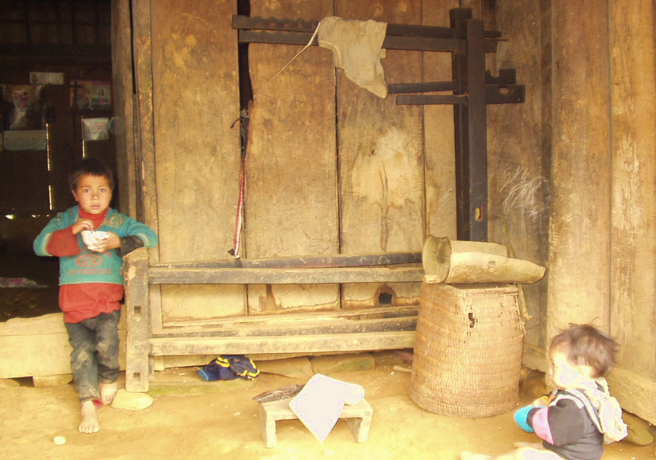 ベトナム黒モン（Hmong）族の藍染め麻布_織り人（Orijin）