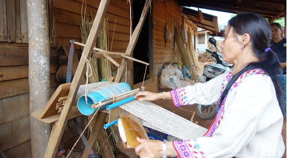 モン（Hmong）族の麻布織り_織り人（Orijin）