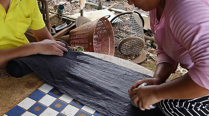 タイ青モン族の藍染めぴかぴか布の作り方